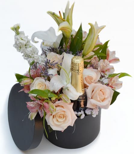 Imagen de Un Gusto Descripcion: Caja con tapa en la que van un chandon grande 750 ml y un arreglo con 6 rosas, liliums, astromelias y alelis perfumados etc.